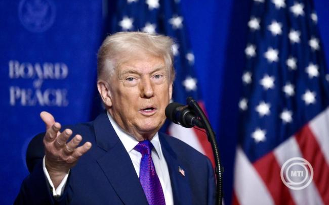 Az amerikai elnök 10-ről 15 százalékra emeli a globális vámtarifát