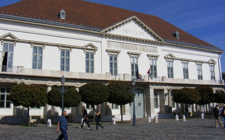 A TEK lezáratta a Sándor-palota előtti Szent György teret