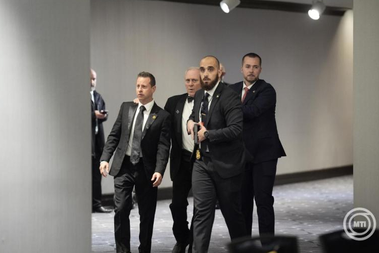 Több fegyverrel szerelte fel magát az a férfi, aki a Donald Trump részvételével tartott díszvacsora helyszínén nyitott tüzet