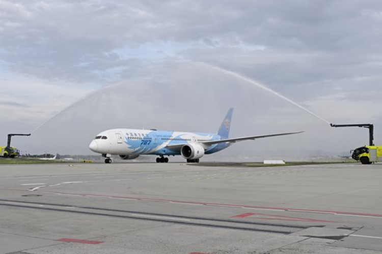 Megérkezett az első menetrend szerinti légijárat a kínai Kantonból Budapestre