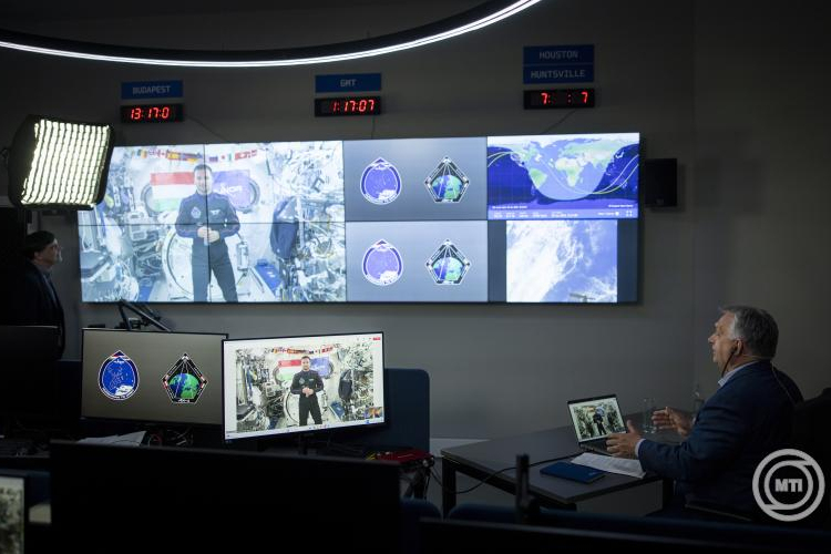 Orbán Viktor az Axiom-4 küldetésben részt vevő Kapu Tibor magyar űrhajóssal beszélgetett