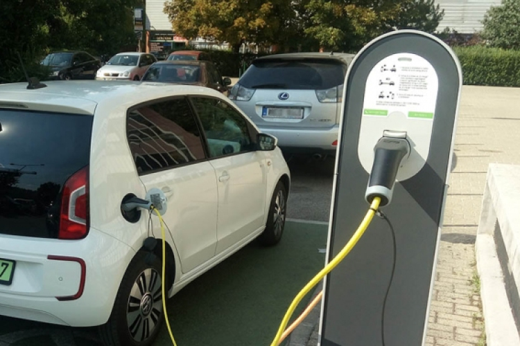 Egységes fizetési megoldást vezet be az e-autó töltésre a Mol