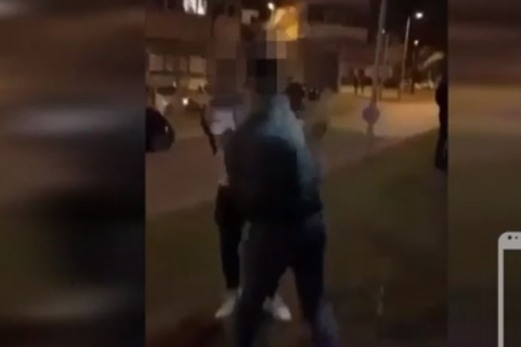 Jókora állast kapott egy fiatal a győri éjszakában - Videó