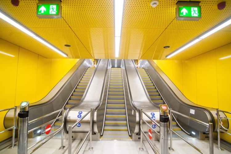 Átadták a Deák Ferenc tér és a Ferenciek tere megújult állomásait a 3-as metró vonalán